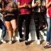 Macron vuole vietare i social agli under 15, lo psicologo Lavenia: “Non è una soluzione, formiamo i ragazzi con il Patentino digitale”
