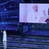 Carlo Conti ricorda Papa Francesco: “Momento unico il suo messaggio a Sanremo 2025”