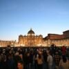 Papa Francesco, il lungo addio a San Pietro: migliaia in fila per Bergoglio