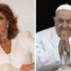 Sophia Loren ricorda Papa Francesco: “Porto sempre con me il rosario che mi regalò”