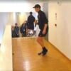 Sinner, la pioggia ritarda il match con Cerundolo. E lui gioca a bocce – Video