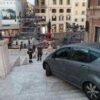 Roma, auto finisce su scalinata di Trinità dei Monti: soccorso 81enne al volante
