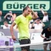 Zverev, imprevisto ad Halle: interrompe il match con Cobolli e corre in bagno – Il video