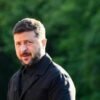 Ucraina, Zelensky firma legge che frena anticorruzione: migliaia protestano in piazza