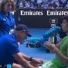 Australian Open, crampi per Alcaraz. E il medical time out fa infuriare Zverev