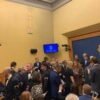 Convegno remigrazione alla Camera, opposizioni occupano sala stampa e cantano Bella Ciao