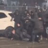 Scontri corteo Askatasuna, in un video agente accerchiato e preso a calci e pugni