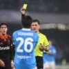 Olivera abbatte Smolcic, arbitro assegna rigore. Conte chiede un rosso: caos in Napoli-Como