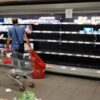 Caro carburanti e tir in sciopero, l’allarme: “Col blocco a rischio rifornimenti supermercati e negozi”