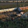 Disastro ferroviario in Spagna, il lutto e le indagini: “Via libera al treno nonostante convoglio fermo sui binari”