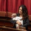 Legge elettorale, Barzotti in aula con il figlia piccola per seguire Conte