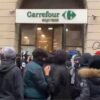 Milano ripiomba nel caos: vetrine sfondate, danneggiato un supermercato. In Questura 60 giovani. Meloni convoca per domani riunione su ordine pubblico