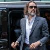 “Spietato e calcolatore con un insaziabile appetito sessuale”: le durissime accuse in tribunale a Russell Brand